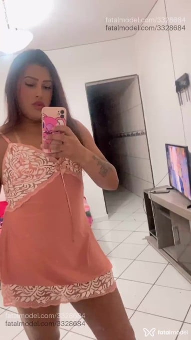 Acompanhante mulher trans morena (o) de olhos pretos - Larissa