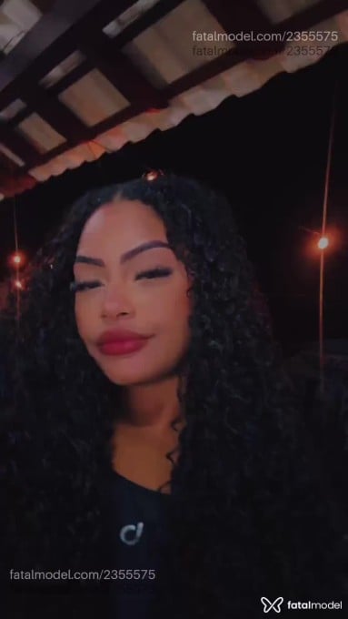 Acompanhante mulher com cabelo castanho de olhos castanhos em Cabo Frio Acompanhante mulher com cabelo castanho de olhos castanhos em Cabo Frio - Julia Saury