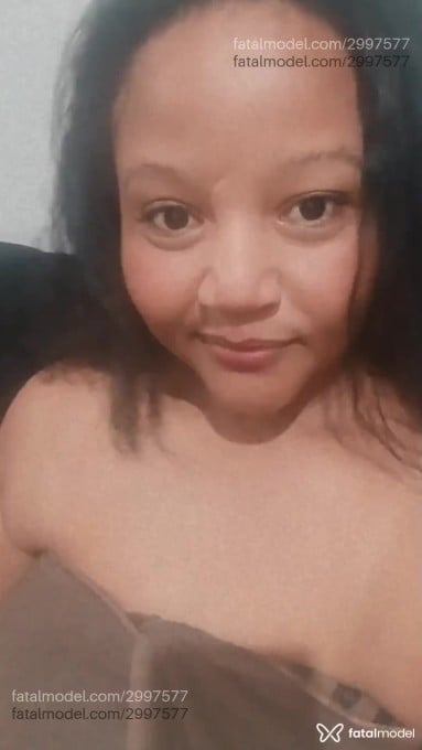 Acompanhante mulher morena (o) de olhos pretos - Janna