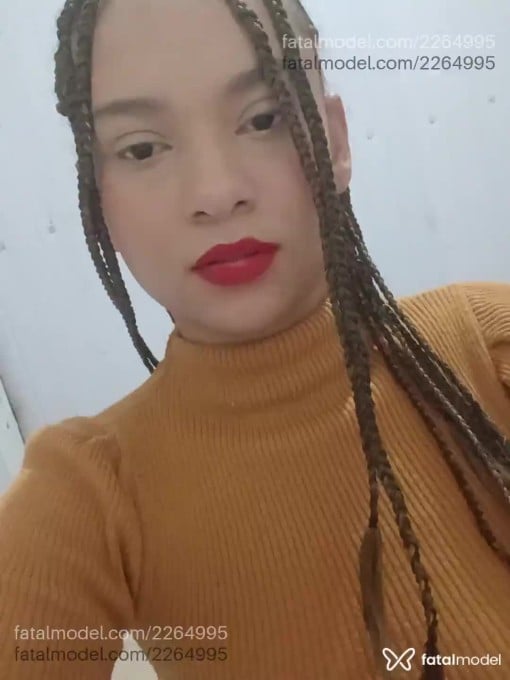 Acompanhante mulher ruiva (o) de olhos pretos - Danddara
