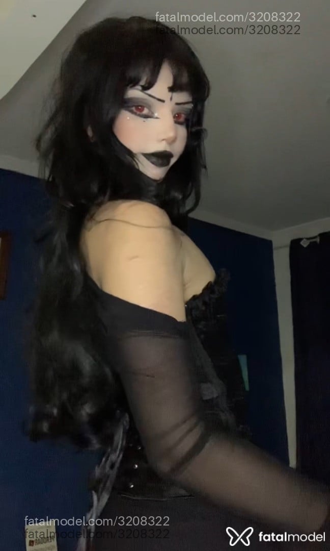 Acompanhante mulher trans morena (o) de olhos castanhos em São Paulo - Julia Gótica