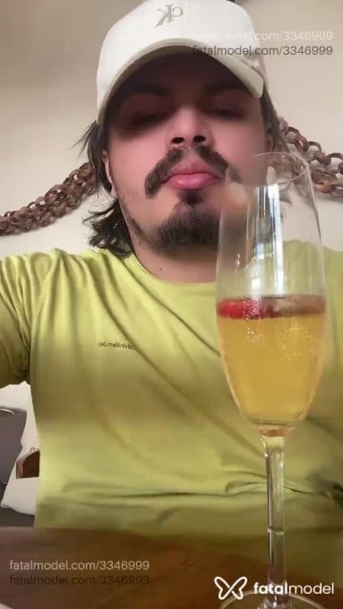 Acompanhante homem com cabelo castanho de olhos mel em Natal Acompanhante homem com cabelo castanho de olhos mel em Natal - Danilo Dutra