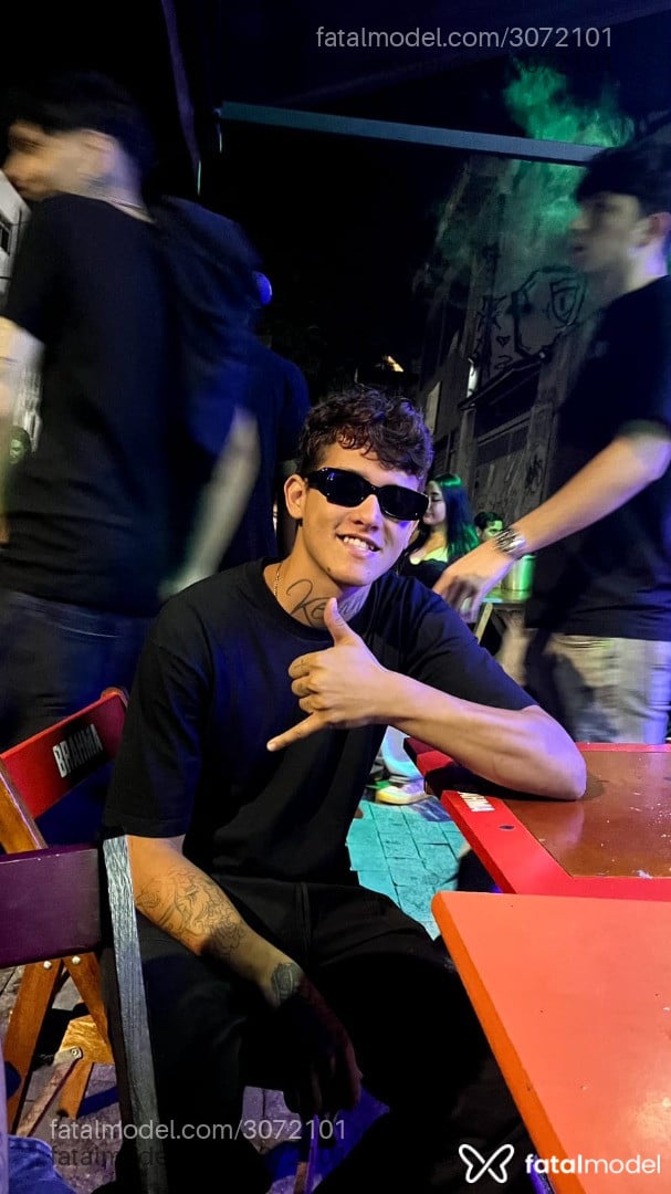 Acompanhante homem com cabelo castanho de olhos castanhos - Christopher Acompanhante homem com cabelo castanho de olhos castanhos - Christopher
