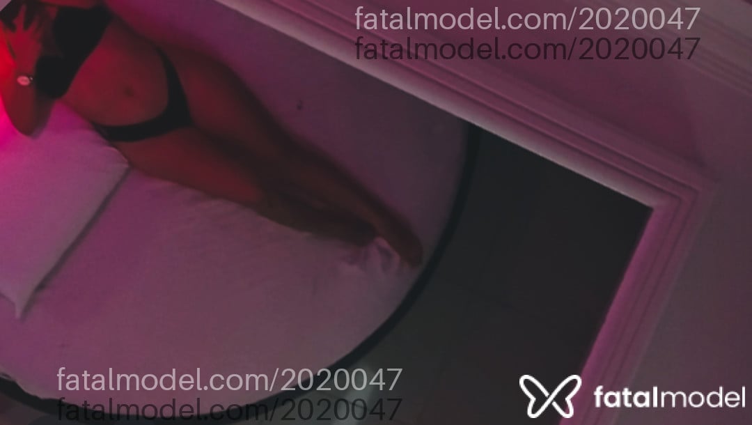 Acompanhante mulher morena (o) de olhos verdes - Paola