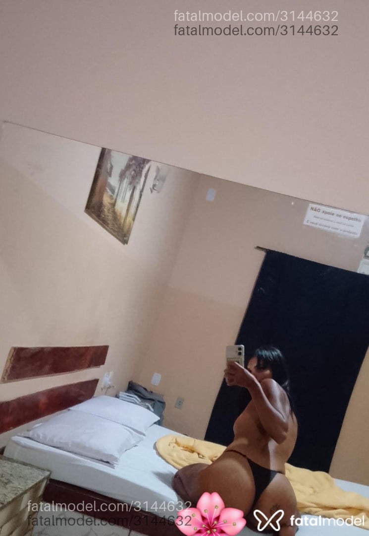 Acompanhante mulher morena (o) de olhos castanhos - Preta Acompanhante mulher morena (o) de olhos castanhos - Preta