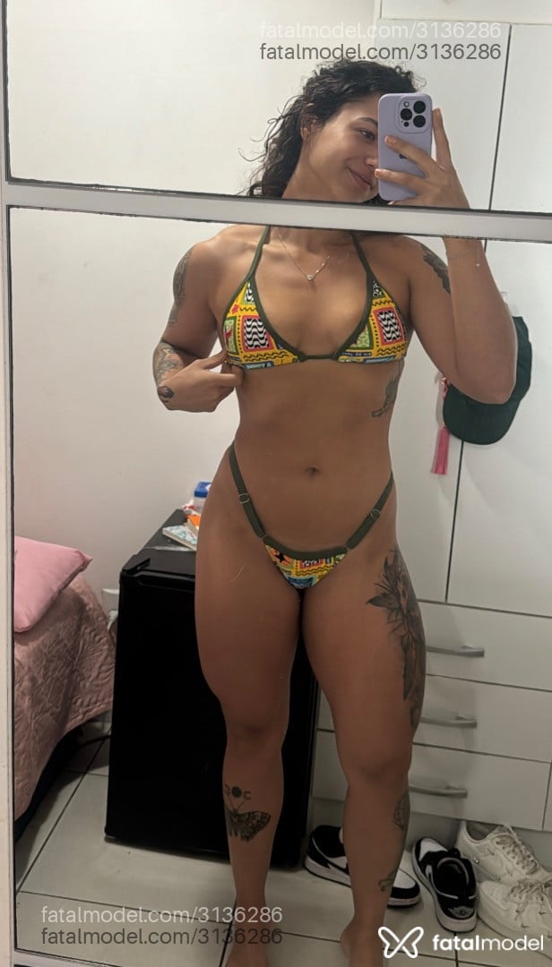 Acompanhante mulher com cabelo castanho de olhos verdes em Rio de Janeiro - Miaastrix