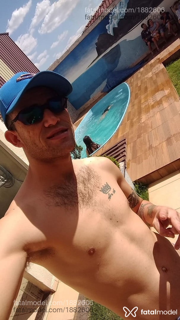 Acompanhante homem com cabelo grisalho de olhos castanhos em Maringá - Robert Grande