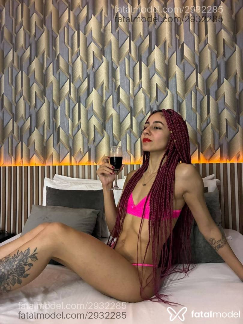 Acompanhante mulher morena (o) de olhos castanhos - Marina