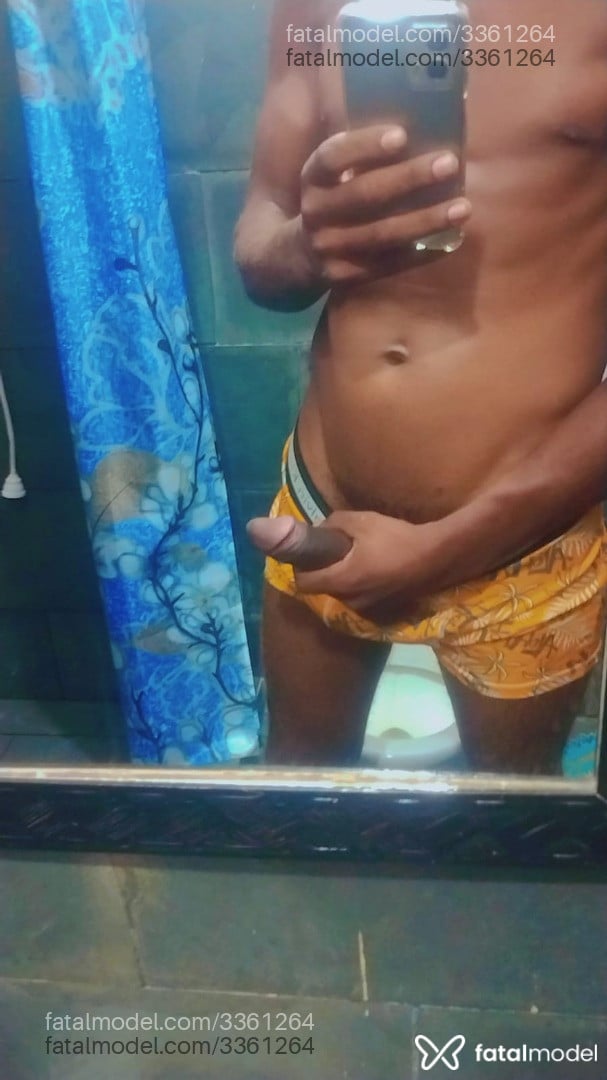 Acompanhante homem com cabelo castanho de olhos castanhos em Guapimirim - Preto Mulato