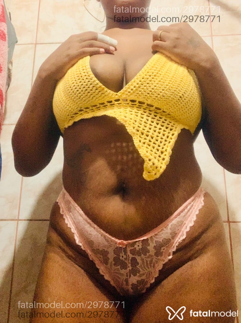 Acompanhante mulher com cabelo castanho de olhos pretos em Virtual - Thagata