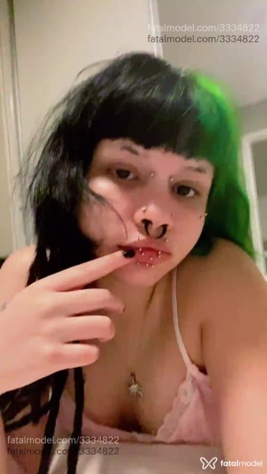 Acompanhante mulher com cabelo colorido de olhos castanhos em Virtual Acompanhante mulher com cabelo colorido de olhos castanhos em Virtual - Slova