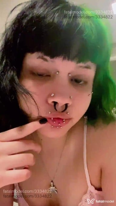Acompanhante mulher com cabelo colorido de olhos castanhos em Virtual Acompanhante mulher com cabelo colorido de olhos castanhos em Virtual - Slova