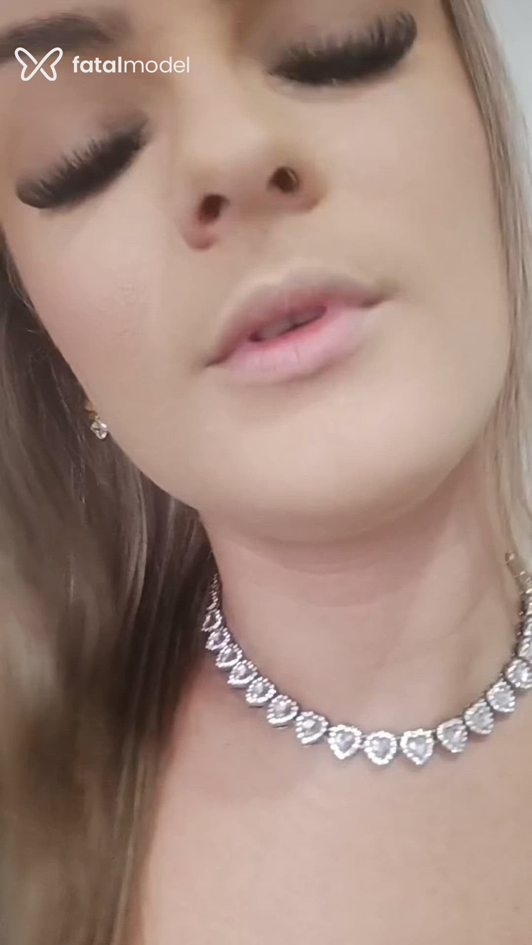 Acompanhante mulher loira (o) de olhos castanhos - Teffa