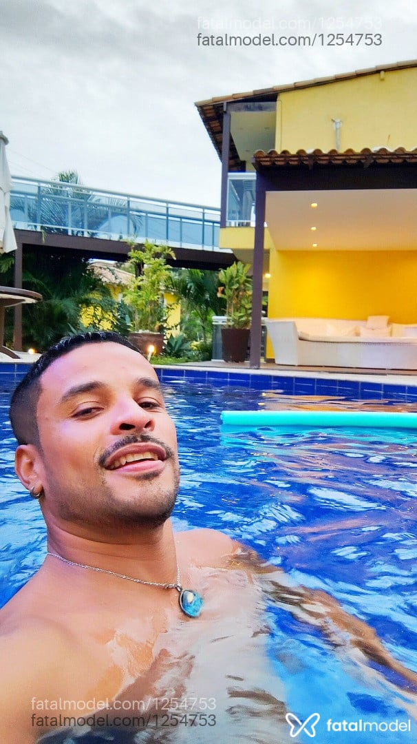 Acompanhante homem com cabelo castanho de olhos castanhos em Rio das Ostras Acompanhante homem com cabelo castanho de olhos castanhos em Rio das Ostras - Howts