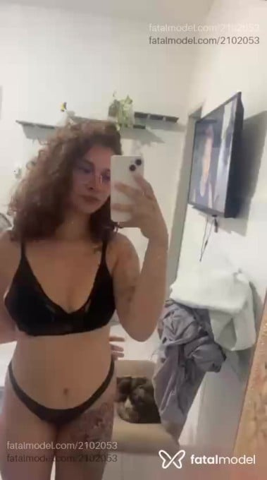Acompanhante mulher com cabelo castanho de olhos castanhos em Virtual Acompanhante mulher com cabelo castanho de olhos castanhos em Virtual - Melissinha
