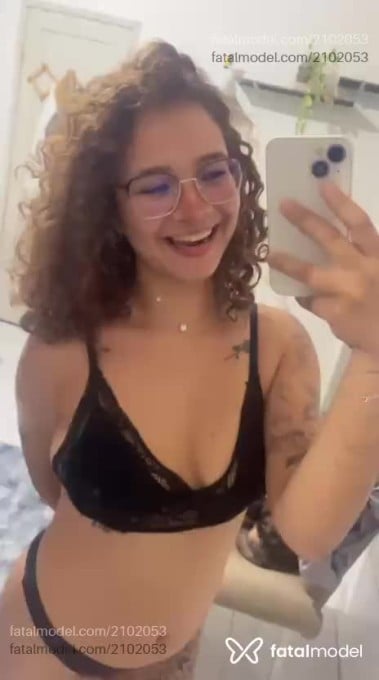 Acompanhante mulher com cabelo castanho de olhos castanhos em Virtual Acompanhante mulher com cabelo castanho de olhos castanhos em Virtual - Melissinha