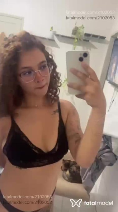 Acompanhante mulher com cabelo castanho de olhos castanhos em Virtual Acompanhante mulher com cabelo castanho de olhos castanhos em Virtual - Melissinha