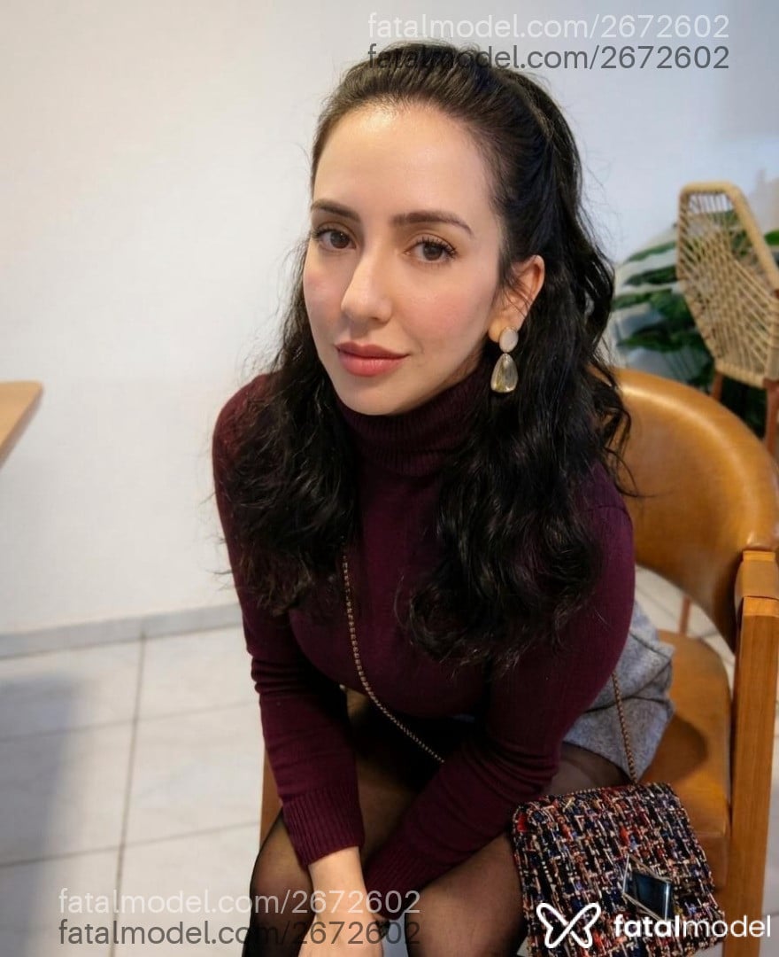 Acompanhante mulher com cabelo castanho de olhos mel em Virtual - Heloísa