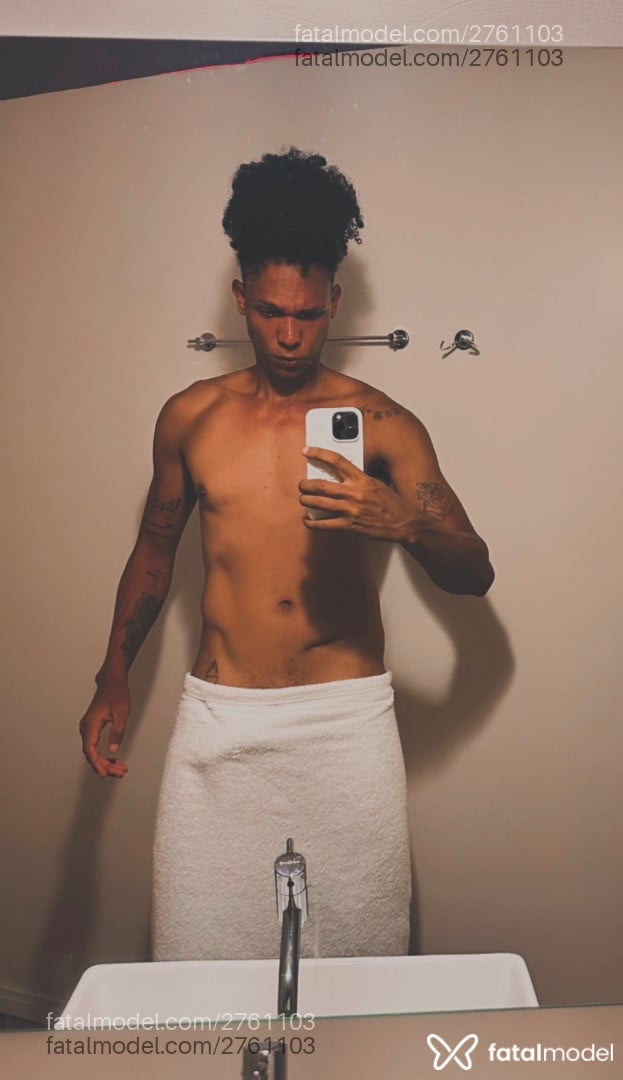 Acompanhante homem morena (o) de olhos pretos - Akyno Acompanhante homem morena (o) de olhos pretos - Akyno