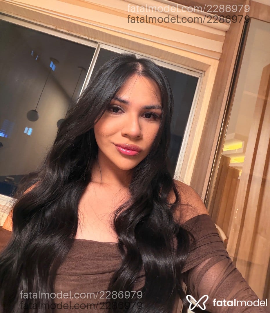 Acompanhante mulher trans com cabelo castanho de olhos pretos em Curitiba - Nix