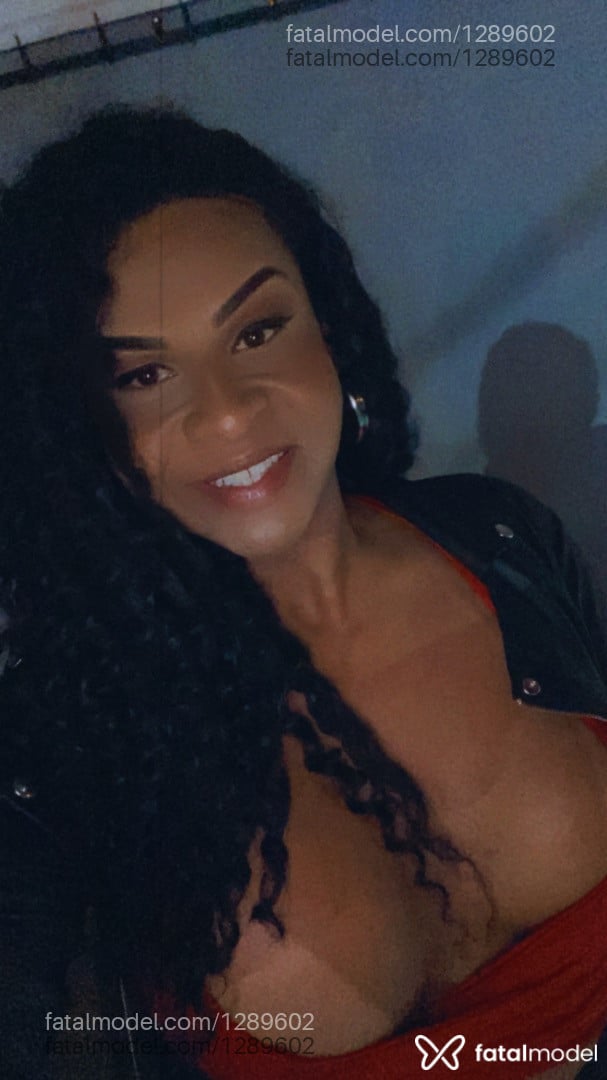 Acompanhante travesti com cabelo colorido de olhos mel em Balneário Camboriú Acompanhante travesti com cabelo colorido de olhos mel em Balneário Camboriú - Amanda
