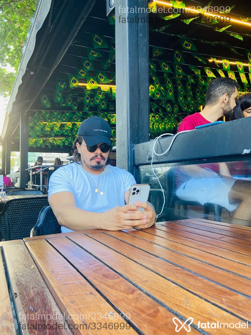 Acompanhante homem com cabelo castanho de olhos mel em Recife - Danilo Dutra
