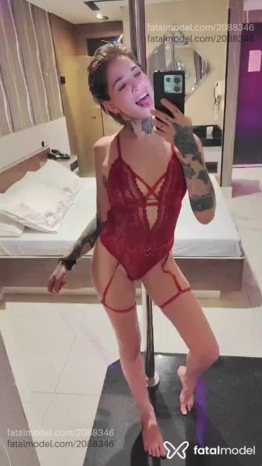 Acompanhante mulher com cabelo castanho de olhos mel - Sister Hong
