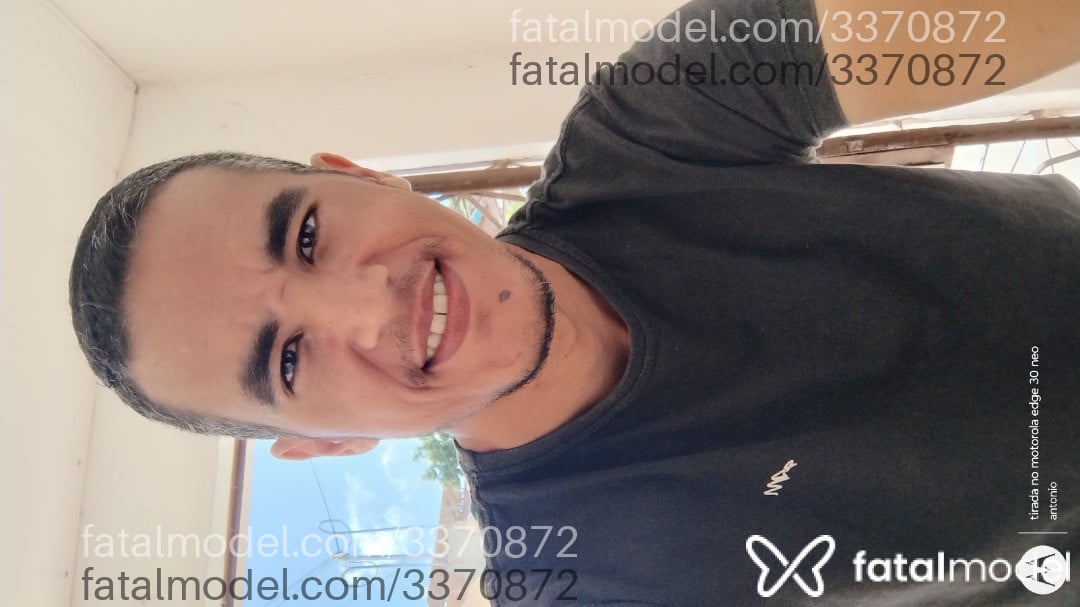 Acompanhante homem com cabelo grisalho de olhos pretos em Virtual - Antônio