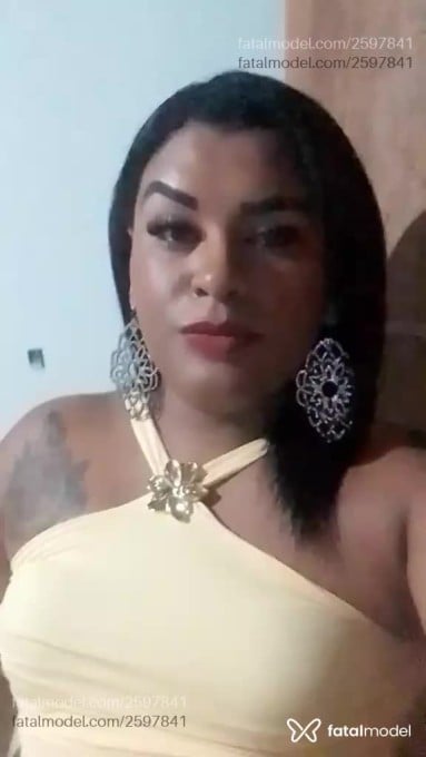 Acompanhante mulher trans morena (o) de olhos pretos - Roluda Acompanhante mulher trans morena (o) de olhos pretos - Roluda