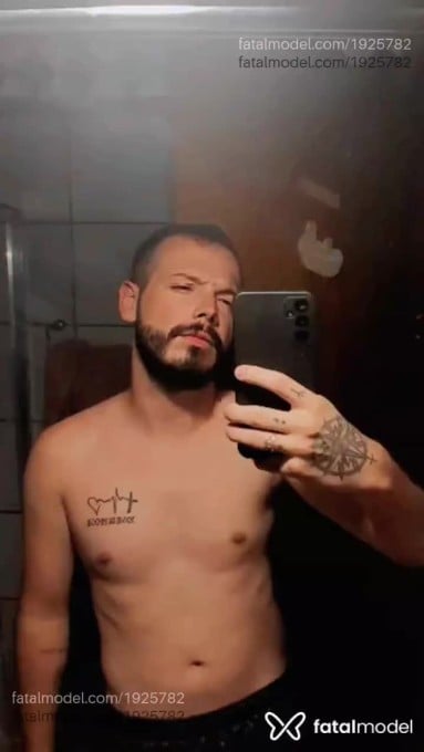 Acompanhante homem com cabelo castanho de olhos castanhos - Victor Acompanhante homem com cabelo castanho de olhos castanhos - Victor
