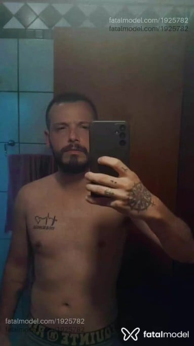 Acompanhante homem com cabelo castanho de olhos castanhos - Victor Acompanhante homem com cabelo castanho de olhos castanhos - Victor