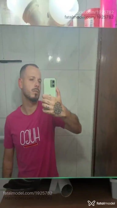 Acompanhante homem com cabelo castanho de olhos castanhos - Victor Acompanhante homem com cabelo castanho de olhos castanhos - Victor