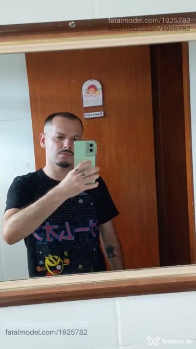 Acompanhante homem com cabelo castanho de olhos castanhos - Victor Acompanhante homem com cabelo castanho de olhos castanhos - Victor