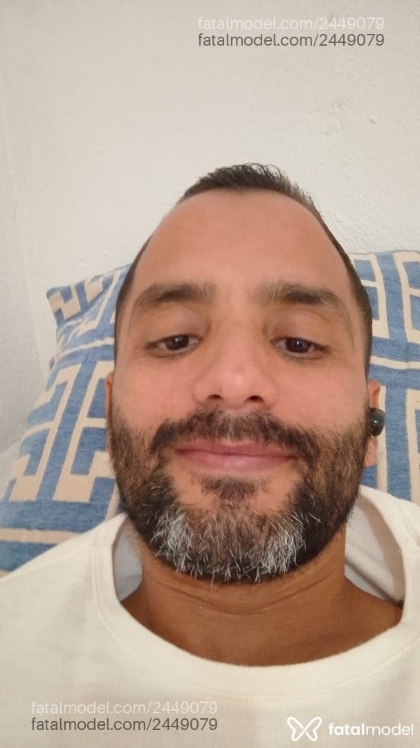 Acompanhante homem com cabelo castanho de olhos castanhos em Serra Acompanhante homem com cabelo castanho de olhos castanhos em Serra - Jotta Ferreira