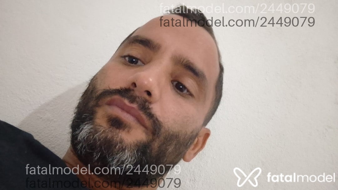 Acompanhante homem com cabelo castanho de olhos castanhos em Serra Acompanhante homem com cabelo castanho de olhos castanhos em Serra - Jotta Ferreira