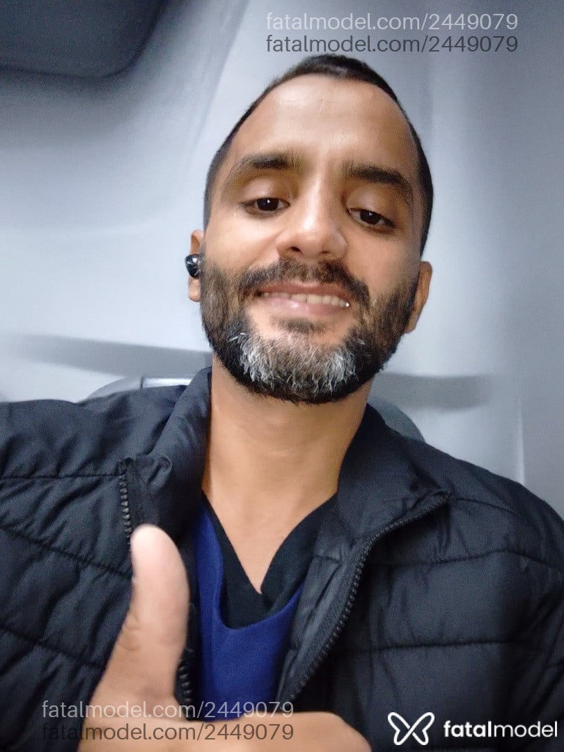 Acompanhante homem com cabelo castanho de olhos castanhos em Serra Acompanhante homem com cabelo castanho de olhos castanhos em Serra - Jotta Ferreira