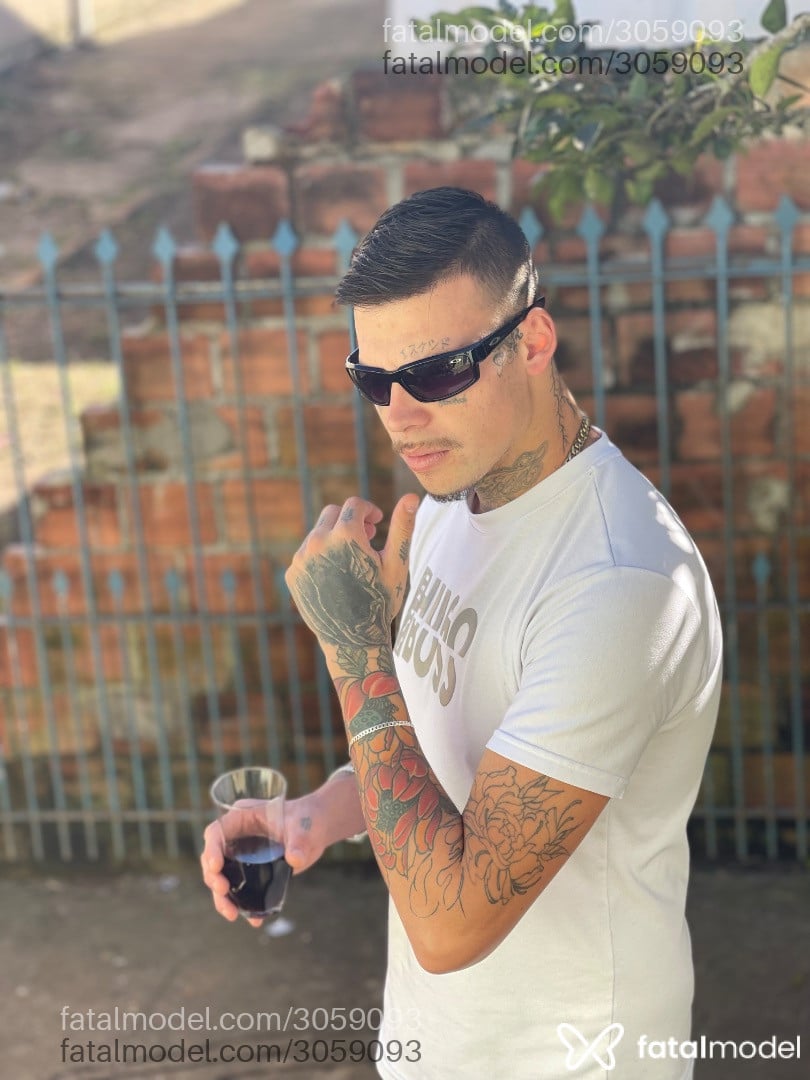 Acompanhante homem loira (o) de olhos verdes em Curitiba Acompanhante homem loira (o) de olhos verdes em Curitiba - Tatuadodotado