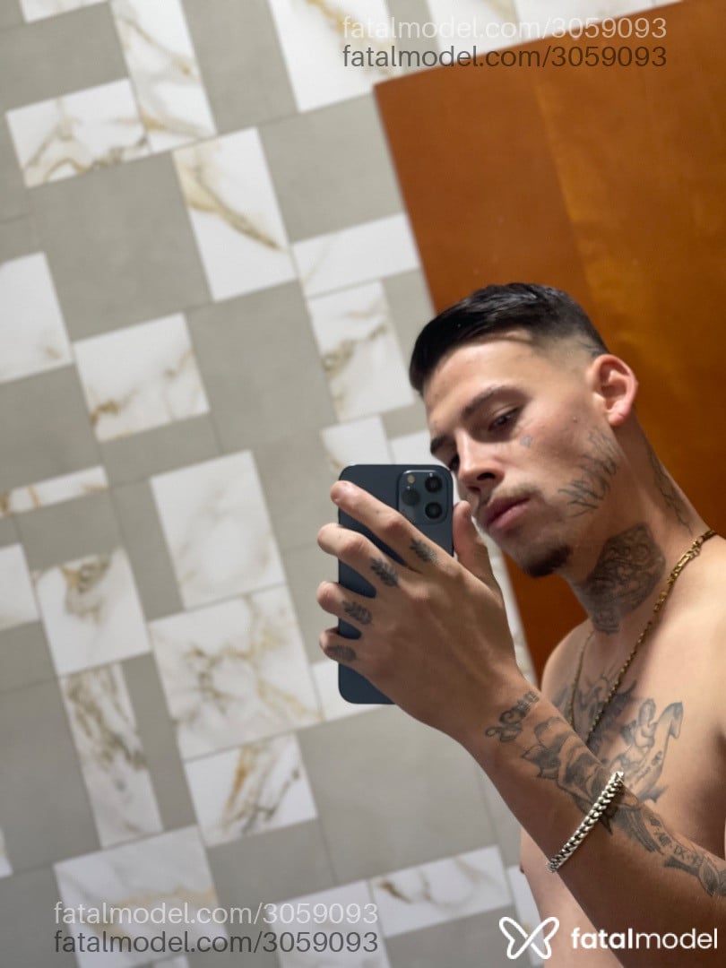Acompanhante homem loira (o) de olhos verdes em Curitiba Acompanhante homem loira (o) de olhos verdes em Curitiba - Tatuadodotado
