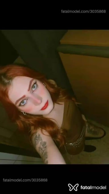 Acompanhante mulher trans ruiva (o) de olhos azuis - Kauane Tschoeke