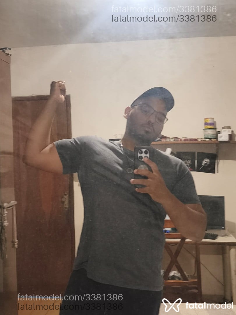 Acompanhante homem sem cabelo de olhos pretos - Lipexx