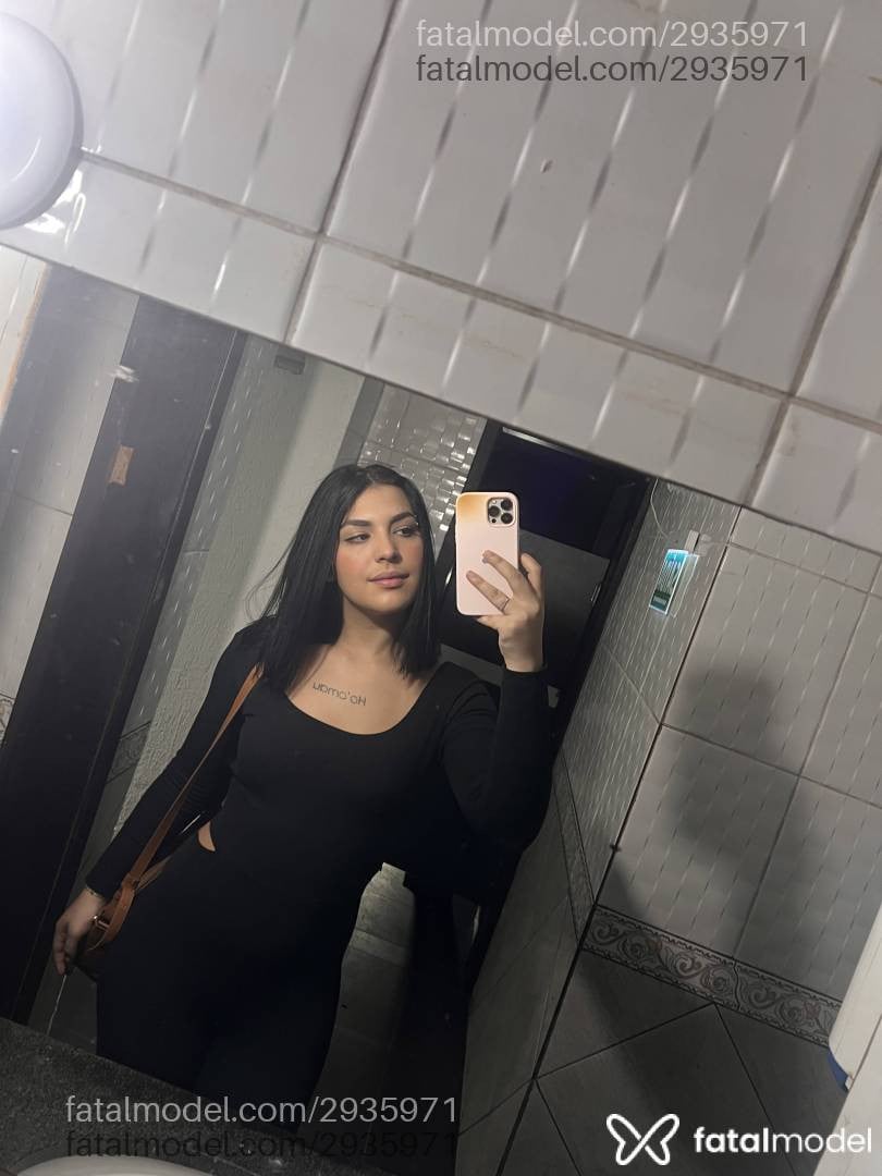 Acompanhante mulher morena (o) de olhos castanhos - Tina
