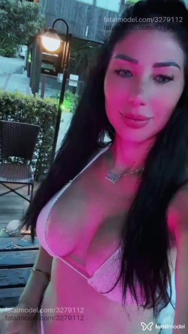 Acompanhante mulher morena (o) de olhos verdes - Mia Acompanhante mulher morena (o) de olhos verdes - Mia
