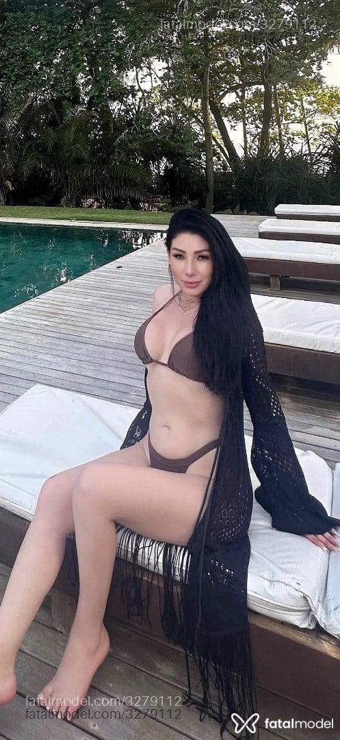 Acompanhante mulher morena (o) de olhos verdes - Mia Acompanhante mulher morena (o) de olhos verdes - Mia