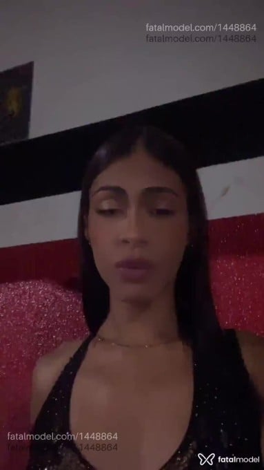 Acompanhante mulher trans com cabelo castanho de olhos pretos - Laura