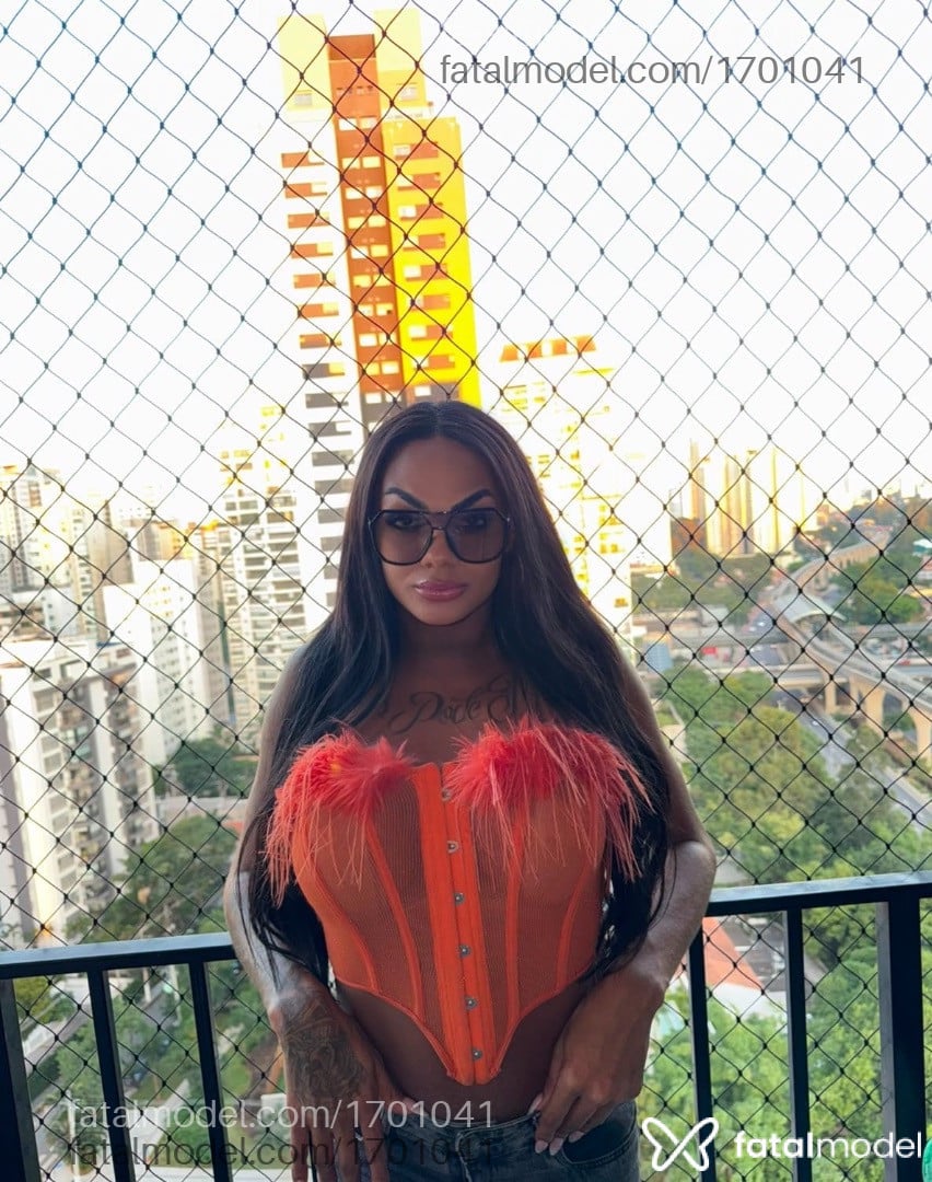 Acompanhante mulher trans com cabelo castanho de olhos castanhos em Santos - Carla Sampaio