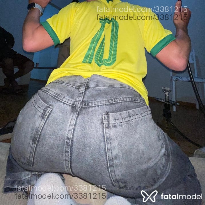 Acompanhante homem com cabelo castanho de olhos mel - Adilson
