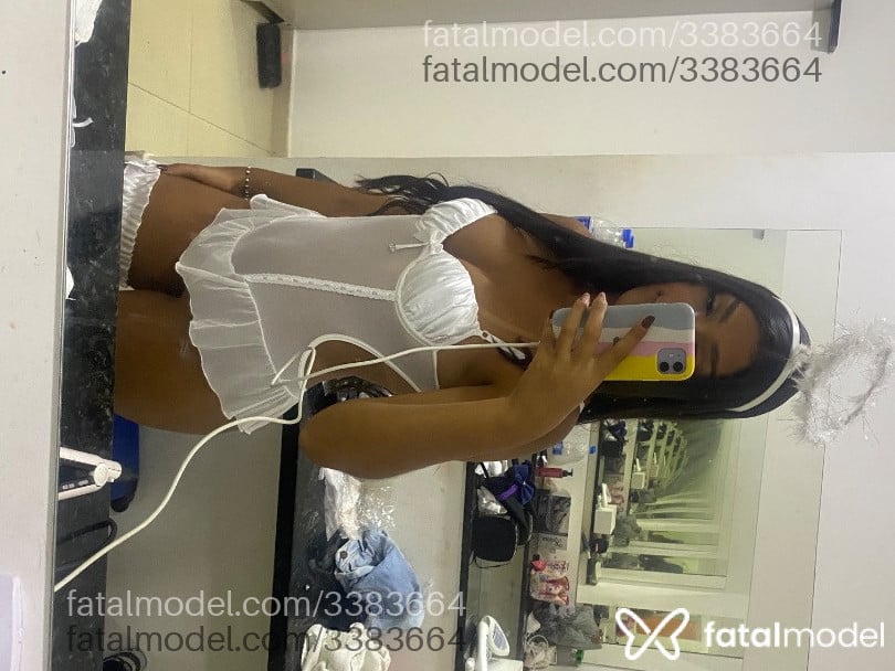 Acompanhante mulher morena (o) de olhos pretos - Helloa