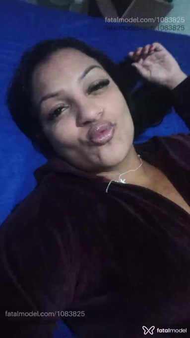 Acompanhante mulher morena (o) de olhos castanhos - Poly