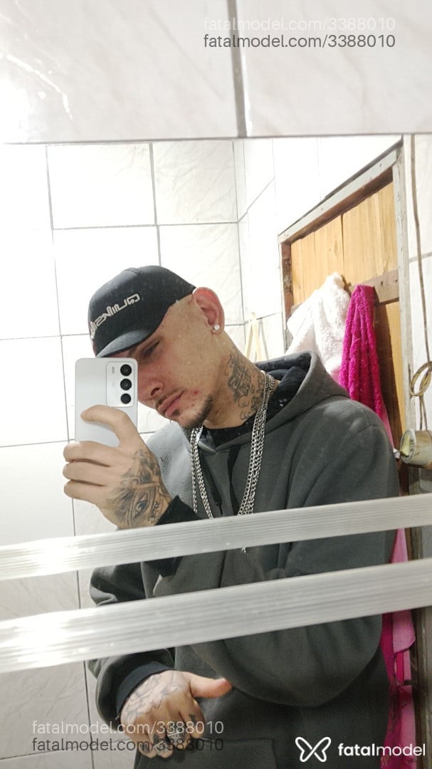 Acompanhante homem com cabelo castanho de olhos castanhos em Canoas - Chris