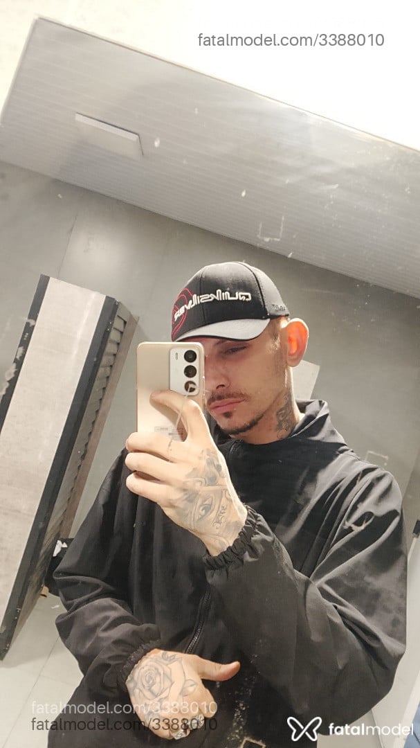 Acompanhante homem com cabelo castanho de olhos castanhos em Canoas - Chris